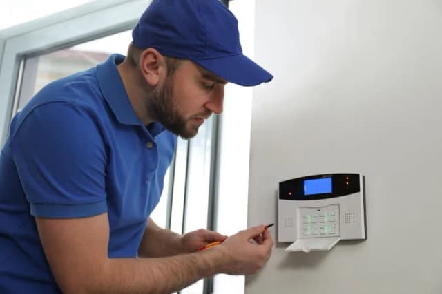 Alarm w domu jaki koszt - poznaj ukryte wydatki i oszczędności Alarm w domu jaki koszt - poznaj ukryte wydatki i oszczędności