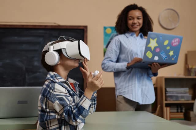 Okulary VR od jakiego wieku? Sprawdź ryzyka i zalecenia dla dzieci Okulary VR od jakiego wieku? Sprawdź ryzyka i zalecenia dla dzieci